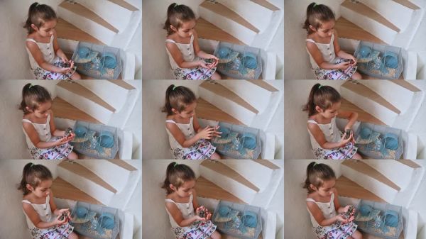 年轻女孩坐在楼梯上,和她的宠物仓鼠一起玩耍,仓鼠的笼子就在旁边,环境温馨舒适。