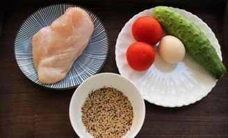 自制猫粮食谱：鸡胸肉、煮熟的米饭、煮熟的蔬菜。