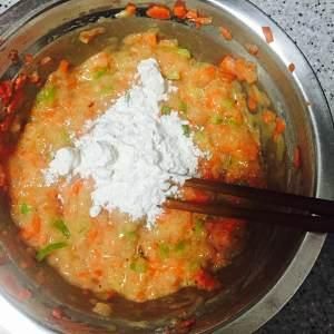 自制猫粮食谱：鸡胸肉、煮熟的米饭、煮熟的蔬菜。