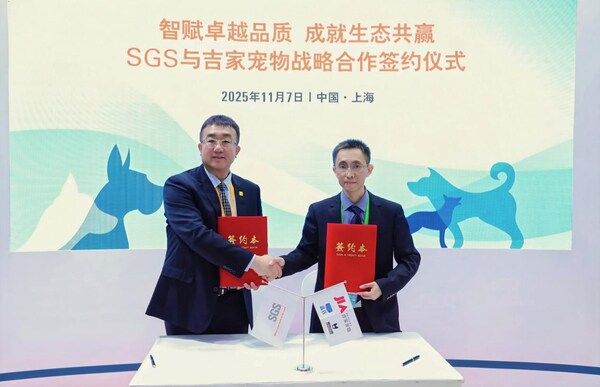 吉家宠物集团质量总经理何荣光（右）、SGS中国区农产食品部总经理王剑共同签署战略合作协议
