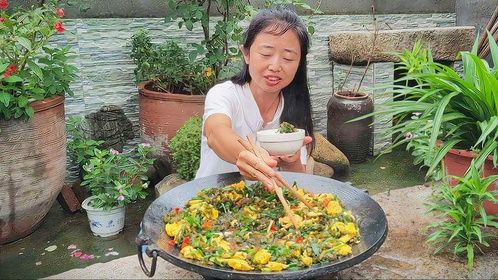 捡回来的地皮菜配鸡蛋炒一锅，味道鲜味，吃着超下饭