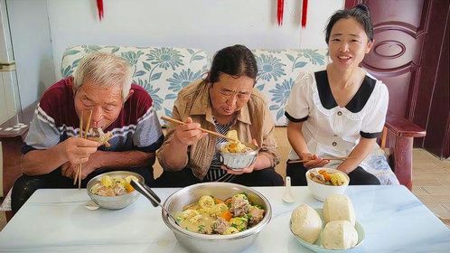 种的粘玉米全掰了，中午煮一盆排骨玉米汤，香甜可口真好吃