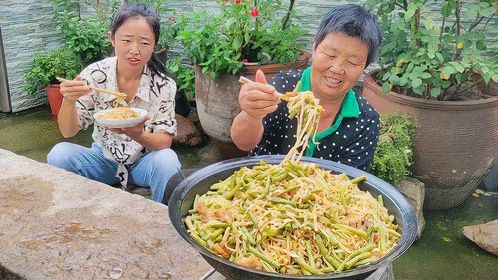 今天不下雨了，摘些豆角切点肉做蒸面条，农村家常饭百吃不厌