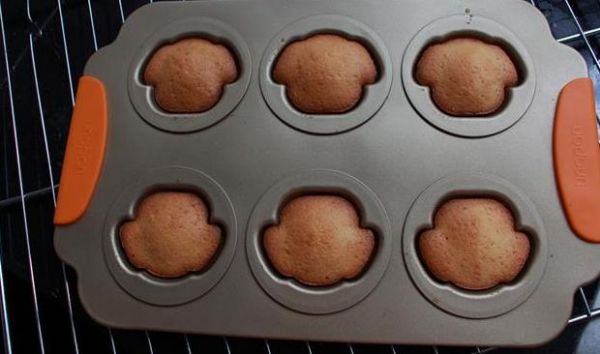 一个鸡蛋一碗面粉,做个快手的脆皮软心小狗蛋糕,好吃又好玩