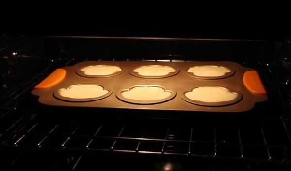 一个鸡蛋一碗面粉,做个快手的脆皮软心小狗蛋糕,好吃又好玩