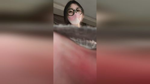 站立弯腰，纤肩超优雅，颜值超出众