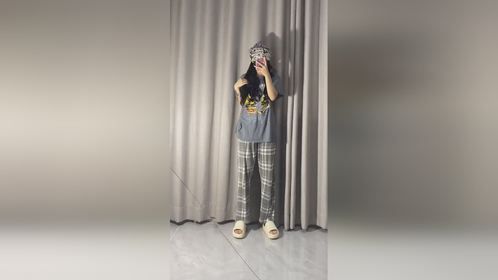 站立侧转笑，纤肩超优雅，颜值超惊艳