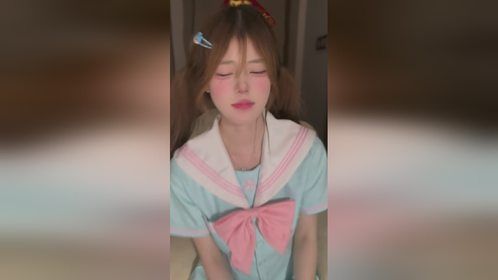 躺卧低笑，长腿笔直，温柔氛围超在线