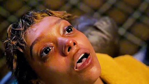 强力推荐这部高分9.9恐怖电影 只要握手就会被恶鬼附身 你