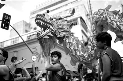 2月2日，巴西圣保罗，当地民众举行诸如舞龙、表演中国功夫等庆祝活动，迎接即将到来的中国传统节日春节。