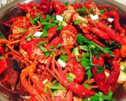 这道用蛇肉制作美食，麻辣酸香，许多女生闻之色变却又欲罢不能