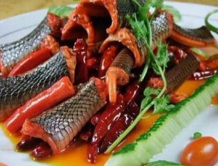 这道用蛇肉制作美食，麻辣酸香，许多女生闻之色变却又欲罢不能