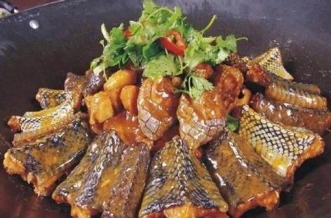 这道用蛇肉制作美食，麻辣酸香，许多女生闻之色变却又欲罢不能