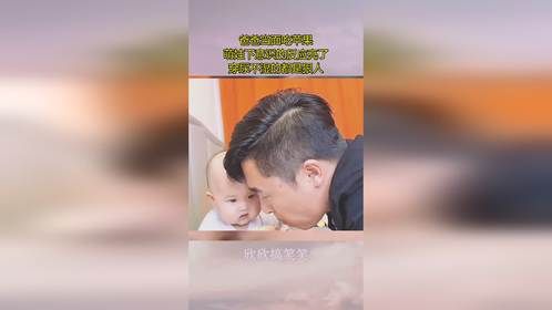 爸爸当面吃苹果，萌娃下意识的反应亮了，穿尿不湿的都是狠人！