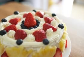 新手必成8寸生日蛋糕（详细多图干货经验分享，解决戚风蛋糕塌陷，奶油饰面涂不好，烤箱温度不好掌握等各种问题）