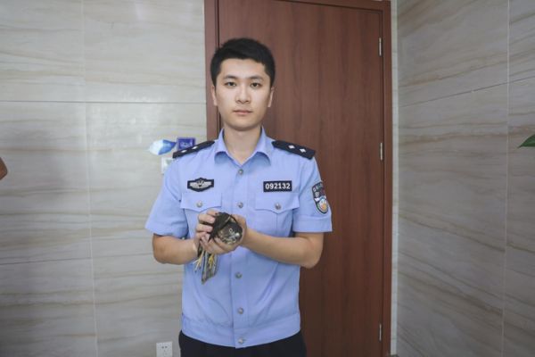 民警救助一只受伤雀鹰 系国家二级保护动物