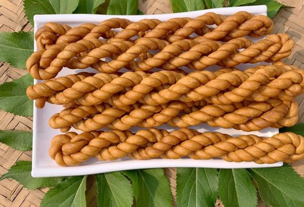 金丝熊在笼中食用切碎的油菜叶