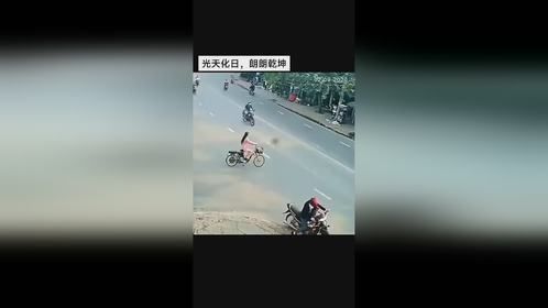 摩托车冲下陡坡，惊险瞬间险象环生！