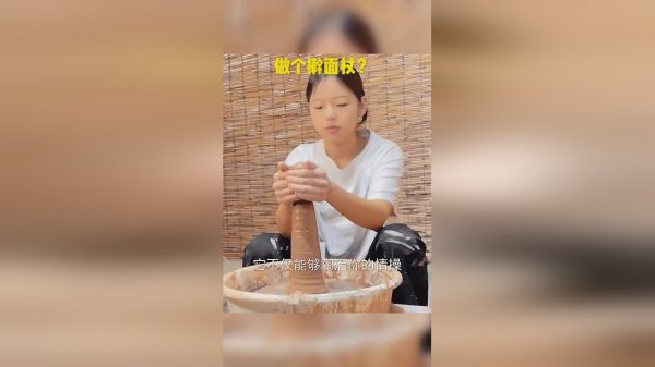 泥塑吧，不仅可以陶冶情操，还能丰富想象力，这是做了个擀面杖