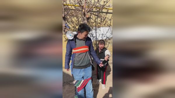 为了不让老公打扰我打麻将，只能委屈他一会了