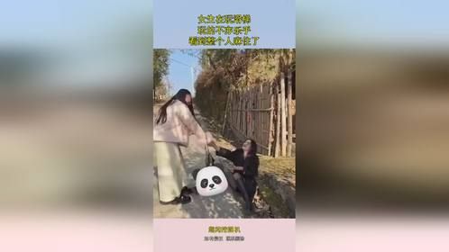 女生在玩滑梯，玩的不亦乐乎，看到整个人麻住了！
