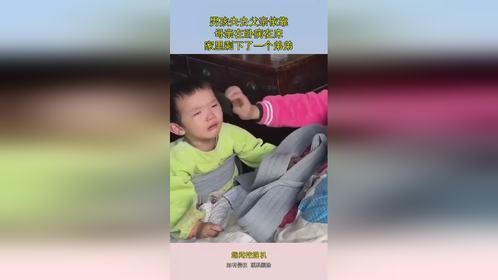 男孩失去父亲依靠，母亲在卧病在床，家里剩下了一个弟弟！