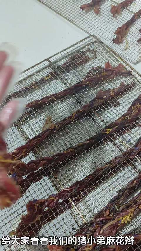 猪小弟小花辫宠物零食上市,可食花瓣猪皮麻花助力宠物健康