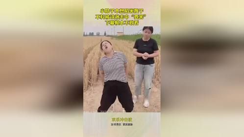 小姑子本想陷害嫂子，不料被铁锹击中“要害”，下幕根本不敢看