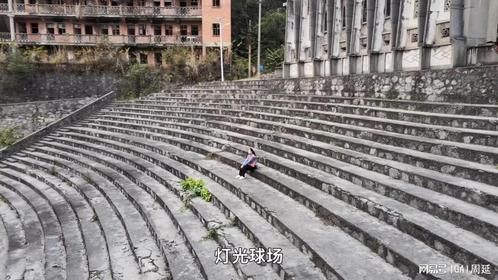 10多年前万余人从这里搬走，如今建筑还是原貌，却空无一人！