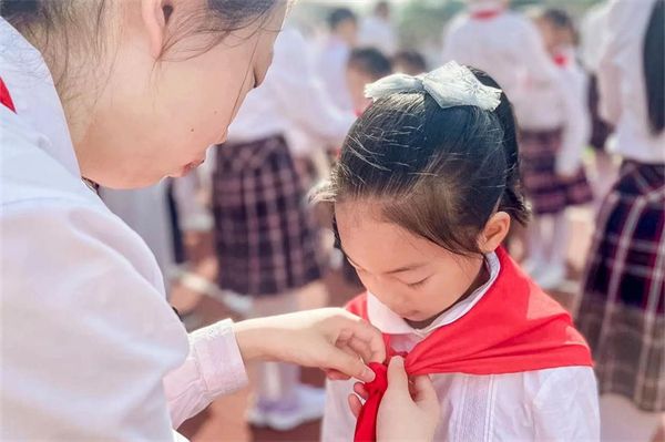 红领巾的由来是什么?