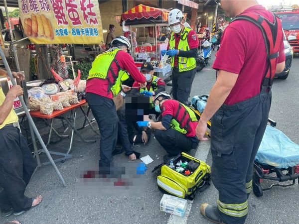 林男11日遛蛇逛大街，不料宠物蛇突然缠住他的脖子，导致他跌倒撞到后脑勺，林男倒卧路旁流出一滩血，吓坏路人。（民眾提供／谢佳潾屏东传真）