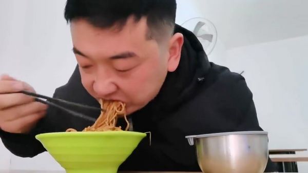 80多岁奶奶徒步，浑身是病很可怜，给她鸡腿被拒，精神上比我富足