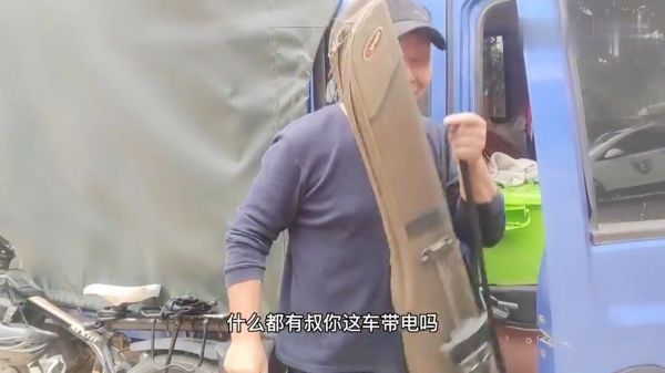 70岁大爷自改房车，一人旅行10多年，有水有电，不比真正的房车差