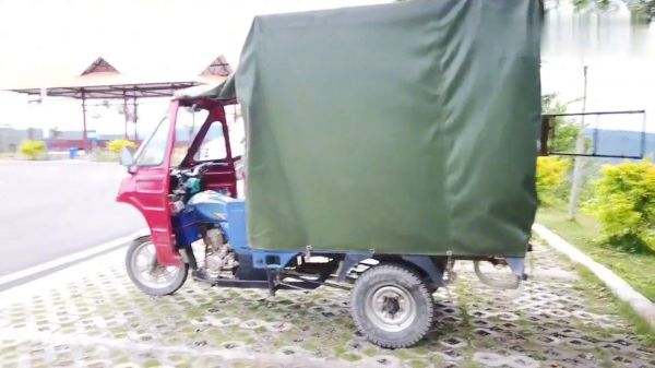 62岁老爷爷三轮改房车自驾游，出行4年吃住都在车上解决，羡慕吗