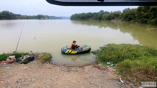 谁说北方人不熟悉水性，看月隆的划船技术，房车四合院欢声笑语