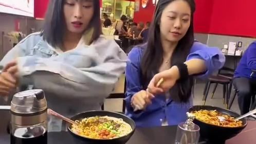 干饭倒霉瞬间，一旦倒霉起来了，想吃一口饭都难！