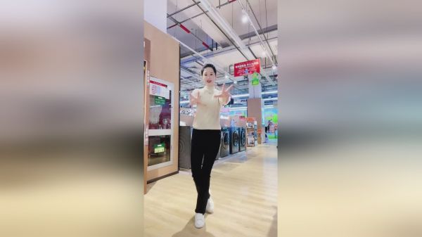 在店里给大家跳一段舞蹈！