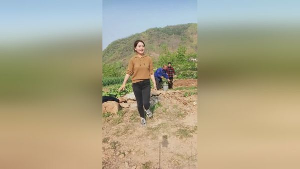 在大山里给大家跳一段舞蹈！