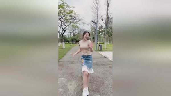 在公园里给大家跳一段舞蹈！