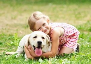 两个月狗标准体重1-2斤，观察食欲、精神、活动度判断健康。