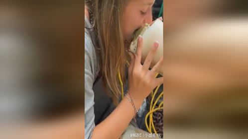 不懂就问，小姐姐吃的什么，这么像甘蔗呢？