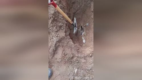 简直不要太离谱，这是挖通了什么东西，不会是石油管道吧