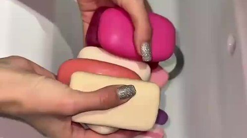 用大量的香皂来洗手