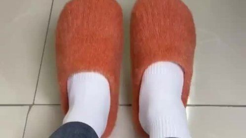 在家里面制作一双保暖拖鞋