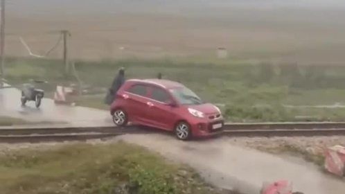 幸好火车及时踩下刹车