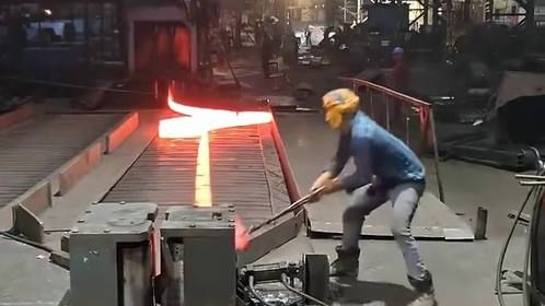 在钢铁厂里面的辛苦工作