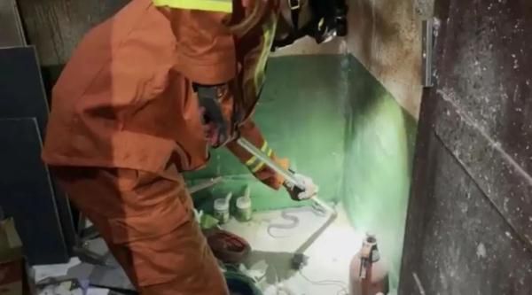 吓人！常德两女生玩密室逃脱时遇1米多长蛇