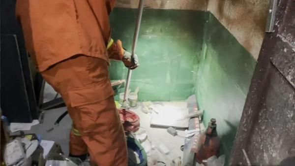 吓人！常德两女生玩密室逃脱时遇1米多长蛇