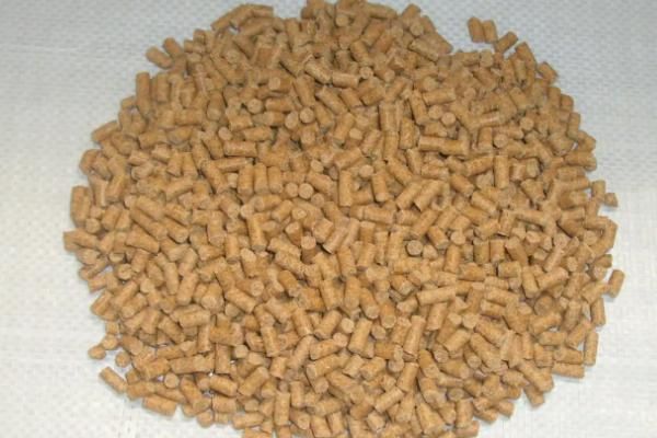 草鱼的饲料配方，利用合适的原材料不同比例来制作混合料