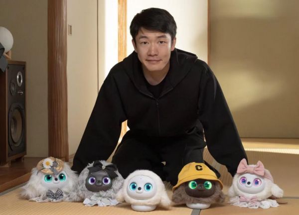 何嘉斌和不同穿着打扮的Ropet。受访者供图